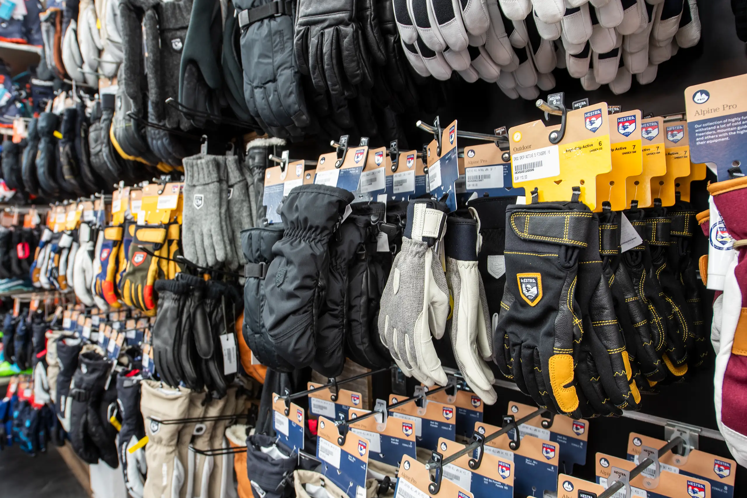4733_handschuhe-nahaufnahme-grauer Skihandschuhe im Verkaufsregal
