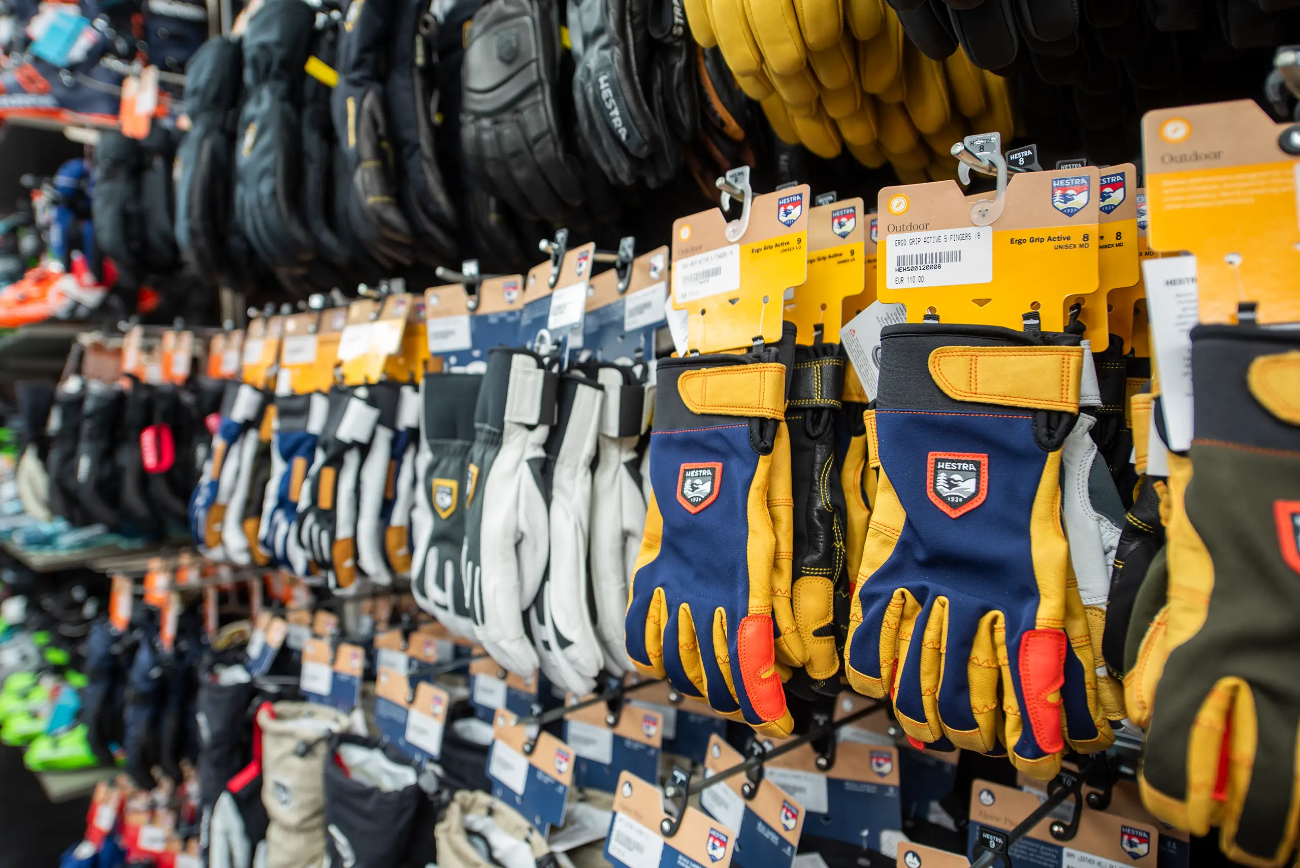 4738_handschuhe-nahaufnahme-bunter Bunte Skihandschuhe im Verkaufsregal