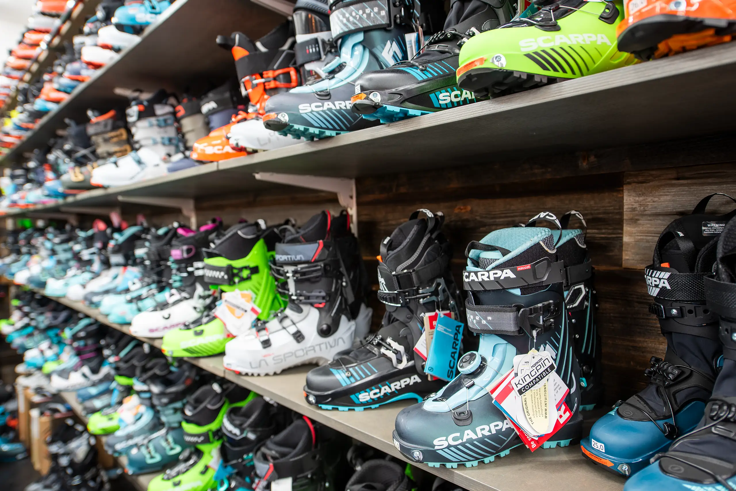 4741_Snowboardschuhe Skischuhe und Tourenschuhe im Regal des 2ndsky Skishops