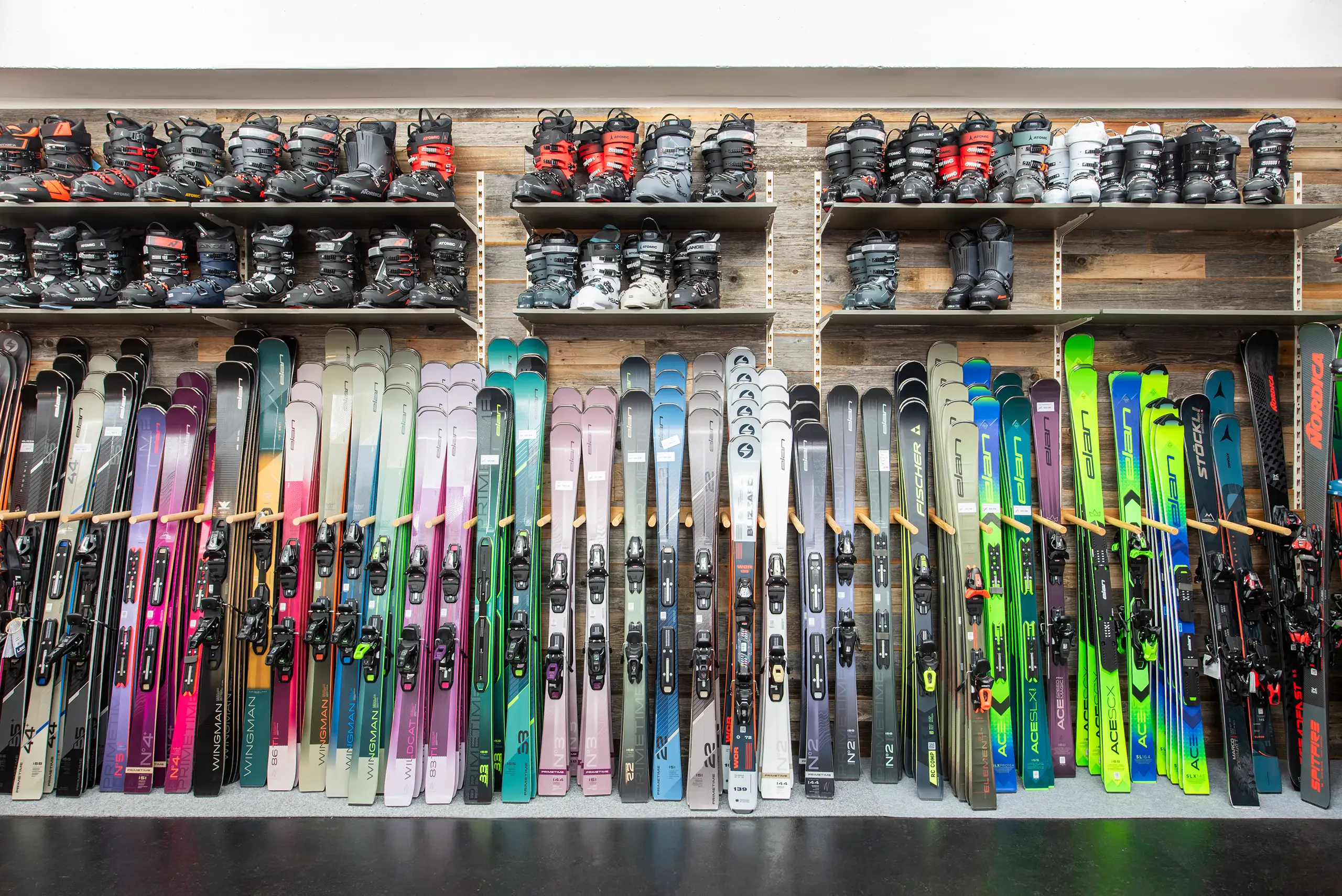 DSC_4748 Wand voller Skischuhe und Ski im Skishop 2ndsky in Bayreuth