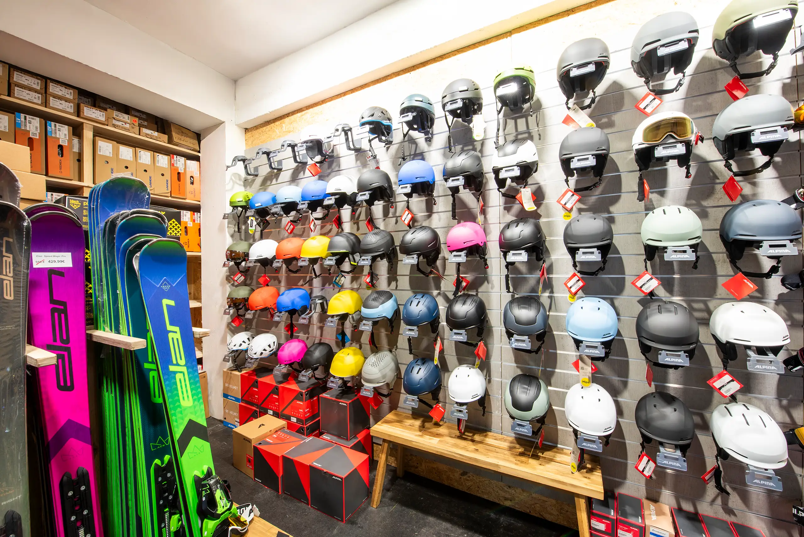 DSC_4782 Skihelme und Ski im Skishop in Bayreuth