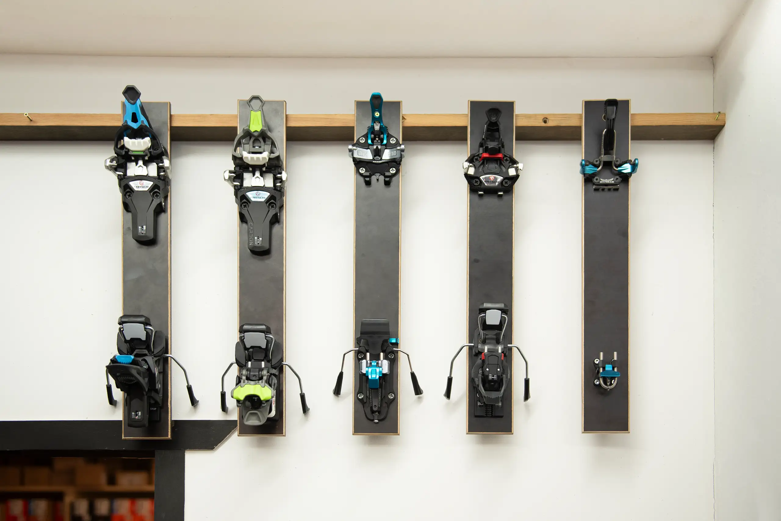 DSC_4810 Tourenbindungen an der Wand im Skishop