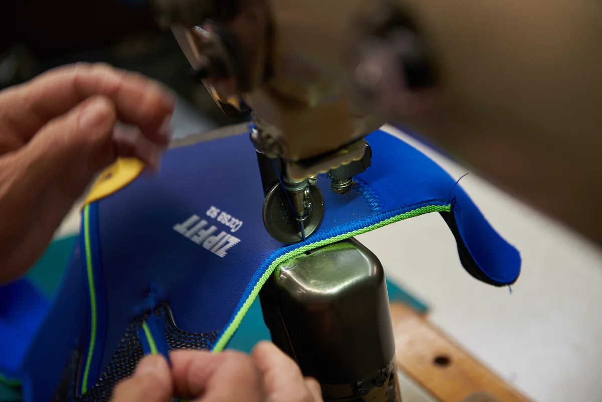 Nahaufnahme: ZipFit-Innenschuh wird an der Nähmaschine gefertigt